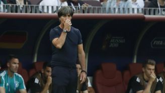 Joachim Low observa el juego entre Alemania y el Tri en Rusia 2018