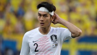 Lee Yong se lamenta en el juego de Corea frente a Suecia