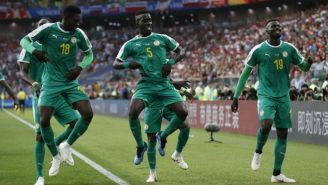 Jugadores de Senegal festejan un gol contra Polonia