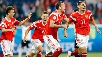 Futbolistas de Rusia celebran un gol contra Egipto