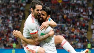 Isco y Costa celebran el único gol de España