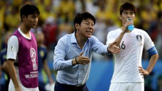 Shin Tae-Yong lanza una indicación a su equipo previo a juego vs Suecia