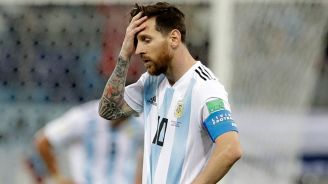 Messi se lamenta durante el partido contra Croacia