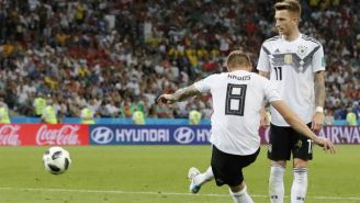 oni Kroos cobra el tiro libre en el que consigue su gol vs Suecia