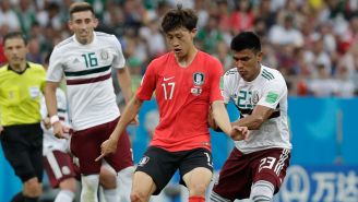Ki Sung Yueng protege el balón en el duelo contra México