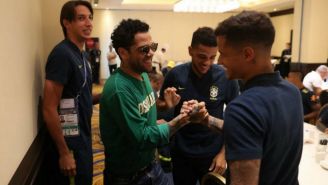 Daniel Alves saluda a Coutinho en el hotel de concentración de Brasil