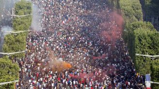 Aficionados de Francia celebran el título en los Campos Elíseos