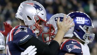 Tom Brady y Gunner Olszewski festejan un touchdown