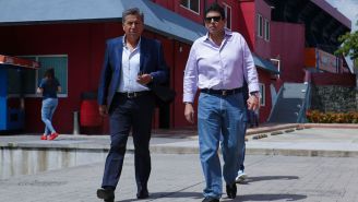 Fidel Kuri camina junto a Raúl Arias
