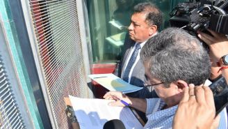 Autoridades en la entrada del Luis Pirata Fuente para notificar la desafiliación del Veracruz
