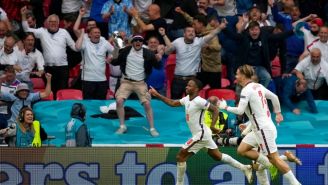Aficionados Ingleses festejan un gol