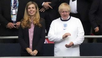 Boris Johnson junto a su esposa en la Final de la Euro