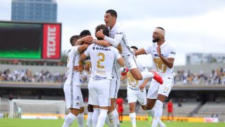 Jugadores de Pumas celebran gol vs Juárez