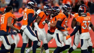 Defensiva de los Broncos festejando una intercepción de Patrick Surtain II