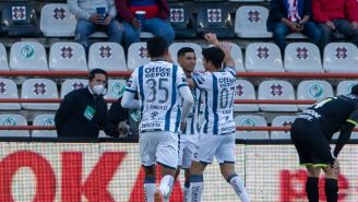 Jugadores del Pachuca celebrando un gol vs Chivas