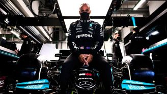 Lewis Hamilton en sesión fotográfica con su monoplaza de Mercedes