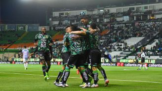 Jugadores de León festejan un gol