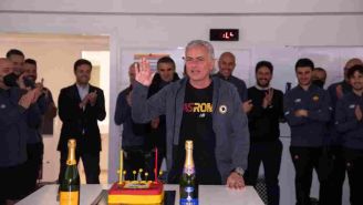 Mourinho celebrando su cumpleaños con los jugadores de la Roma
