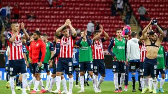 Jugadores de Chivas saludan a su afición tras un partido