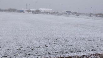 Cancha de futbol cubierta por completo de nieve en Ciudad Juárez