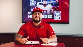 William Hernández firmando su contrato con los Arizona Cardinals