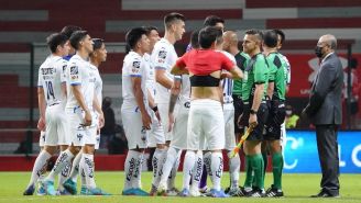 Jugadores de Rayados reclaman arbitraje en juego ante Toluca