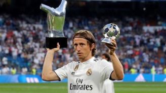 Luka Modric 'presume' sus premios ante afición Merengue