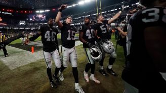 Jugadores de Raiders festejan victoria vs Pats