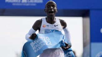 Eliud Kipchoge cruza la línea para ganar el Maratón de Berlín 