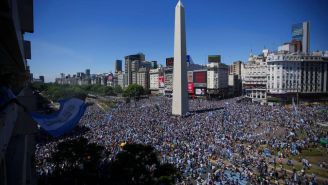 Hinchas se apoderan de las calles de Buenos Aires tras ser Campeones del MundoHinchas se apoderan de las calles de Buenos Aires tras ser Campeones del Mundo
