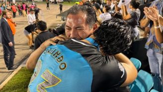 El conmovedor abrazo de Benjamín Galindo a su hijo tras el título de Cancún FC