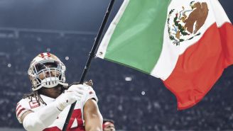 Fred Warner ondeando la bandera de México