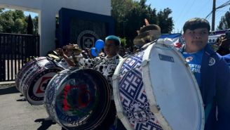 Afición de Cruz Azul organizó un 'Carnaval celeste' previo al Clásico Joven