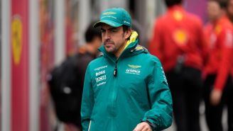 Fernando Alonso firma renovación multianual con Aston Martin