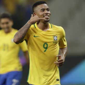 Gabriel Jesus celebra un gol con Brasil