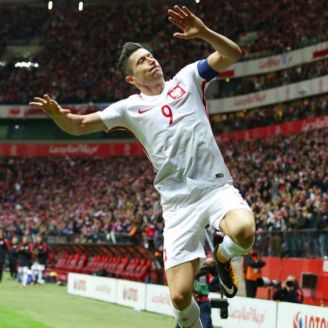  Robert Lewandowski celebra gol con Polonia
