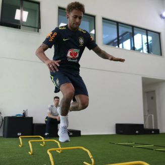 Neymar durante su preparación con la selección de Brasil