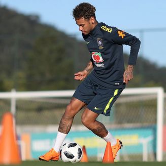 Neymar conduce el balón el entrenamiento de Brasil 