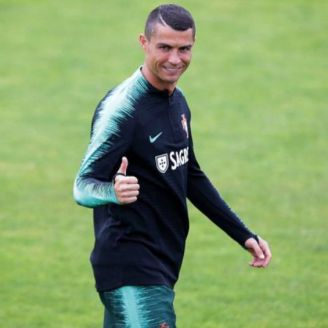 Cristiano posa en el entrenamiento de Portugal