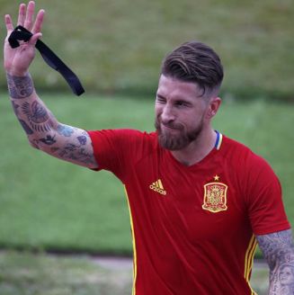 Ramos saluda durante un entrenamiento de España
