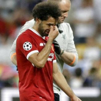 Salah abandona la cancha entre lágrimas