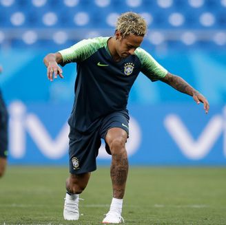 Neymar entrena previo al debut de Brasil en Rusia 2018