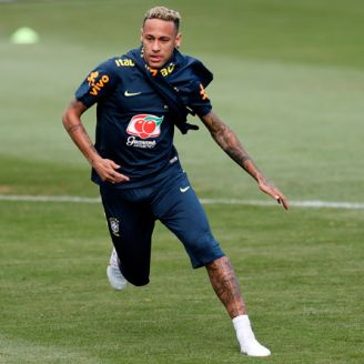 Neymar realiza la práctica de Brasil con el resto del plantel 