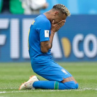 Neymar llora en el centro del campo de San Petersburgo