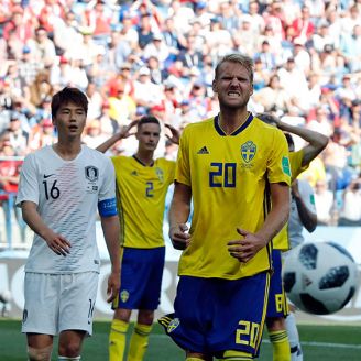 Jugadores de Suecia reclaman una acción en el duelo contra Corea