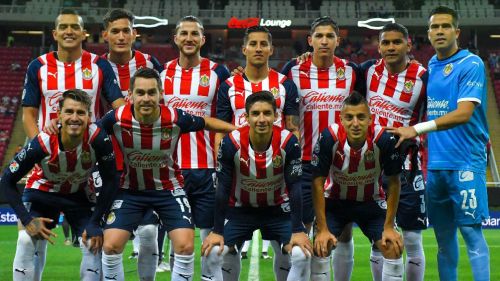 Jugadores de Chivas previo a partido de Liga MX en el Estadio Akron