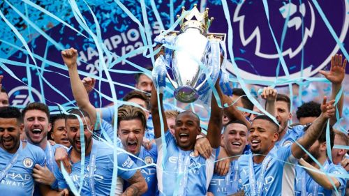 Manchester City festejando la obtención del título en Premier League