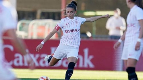 Isabella Echeverri jugando con el Sevilla