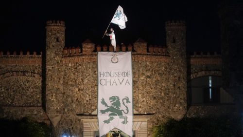 ¿House of Dragon?, no, House of Chava, así presentó León a Salvador Reyes