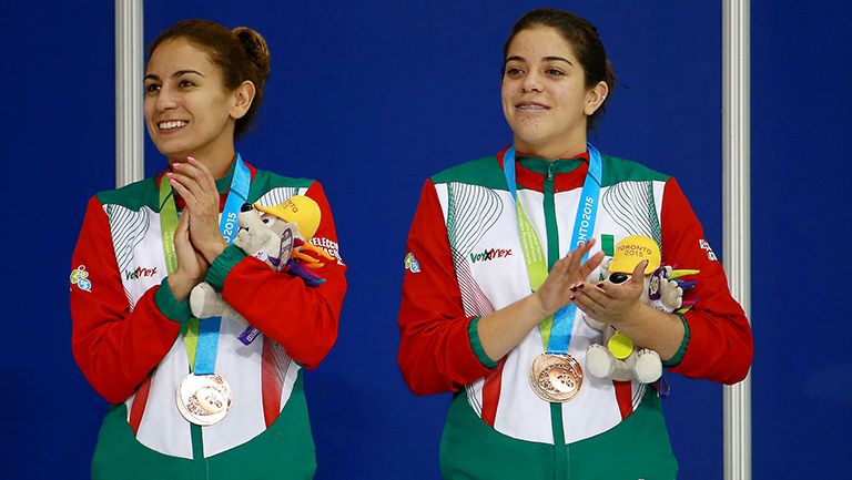 Paola Espinosa y Alejandra Orozco, en la premiación durante los juegos Panamericanos de 2015